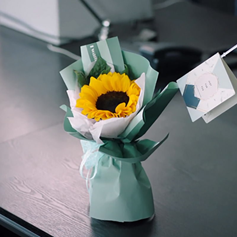 MYHC-22 Carta da regalo per fiori con pellicola perlescente orizzontale da 57×57 cm (±2 cm) con bordo su un lato