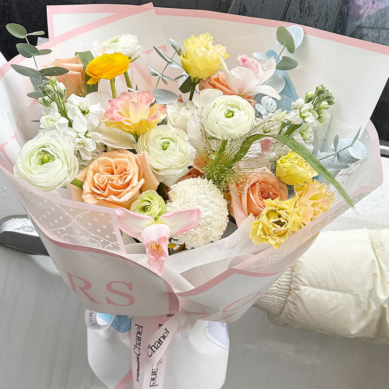 Carta da regalo con fiori dalla consistenza liscia