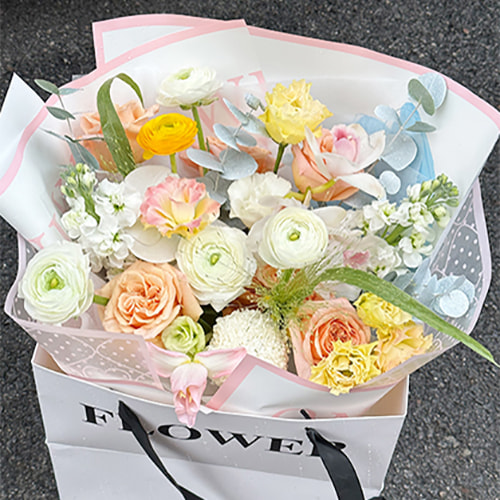 Carta da regalo con fiori dalla consistenza liscia