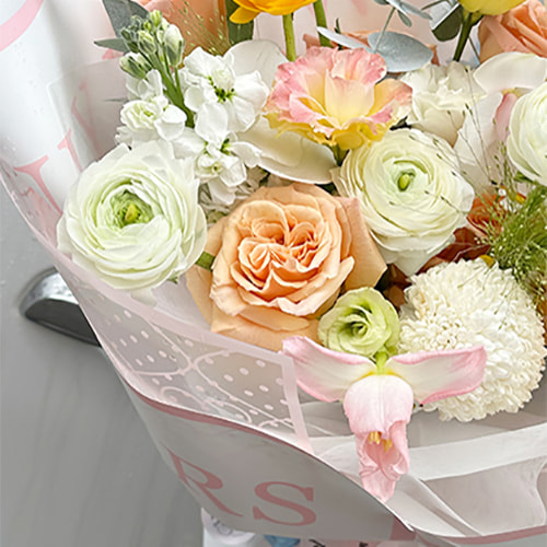 Carta da regalo con fiori dalla consistenza liscia