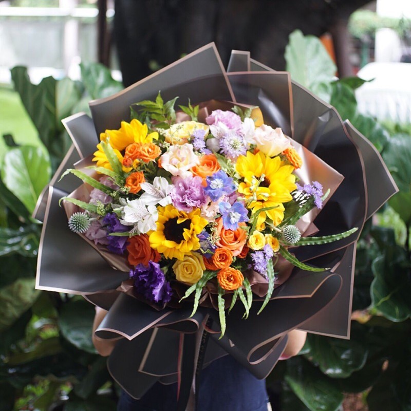 Carta da regalo a fiori opachi con bordo dorato