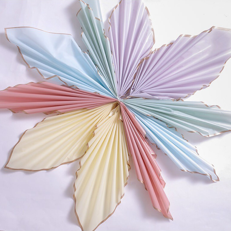 Carta da regalo a fiori opachi con bordo dorato