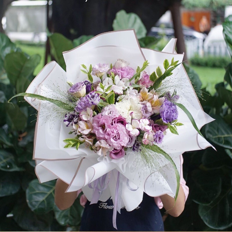 Carta da regalo a fiori opachi con bordo dorato
