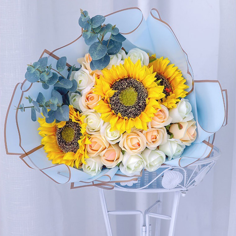Carta da regalo a fiori opachi con bordo dorato