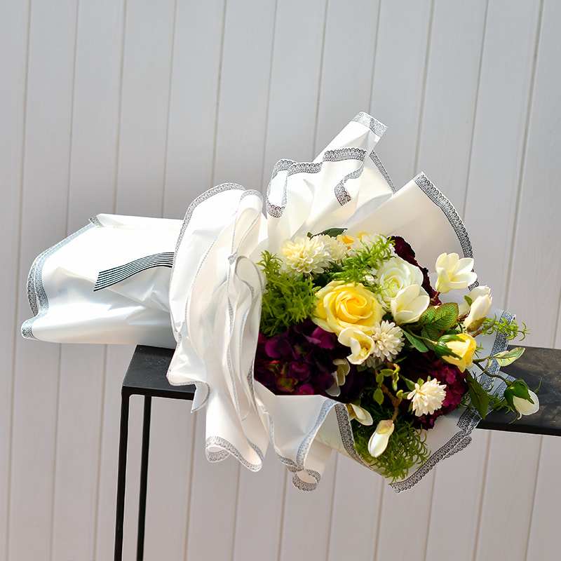 Carta da regalo con fiori opachi in pizzo