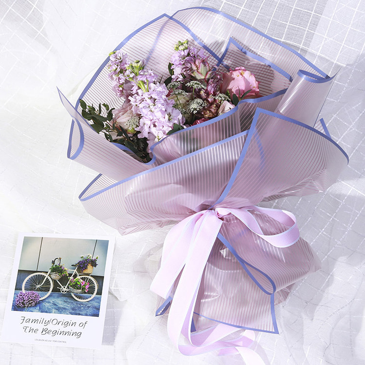 Carta da regalo con fiori a righe
