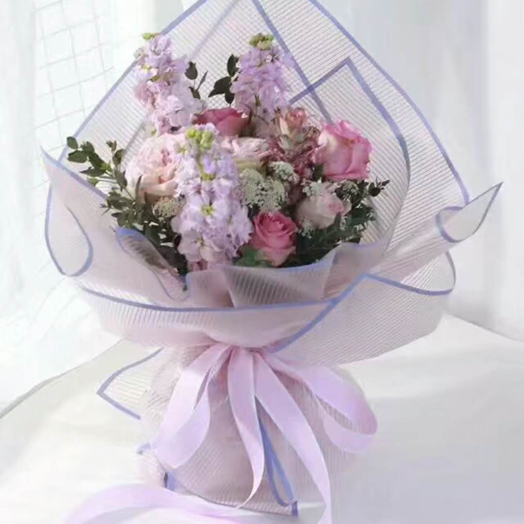 Carta da regalo con fiori a righe