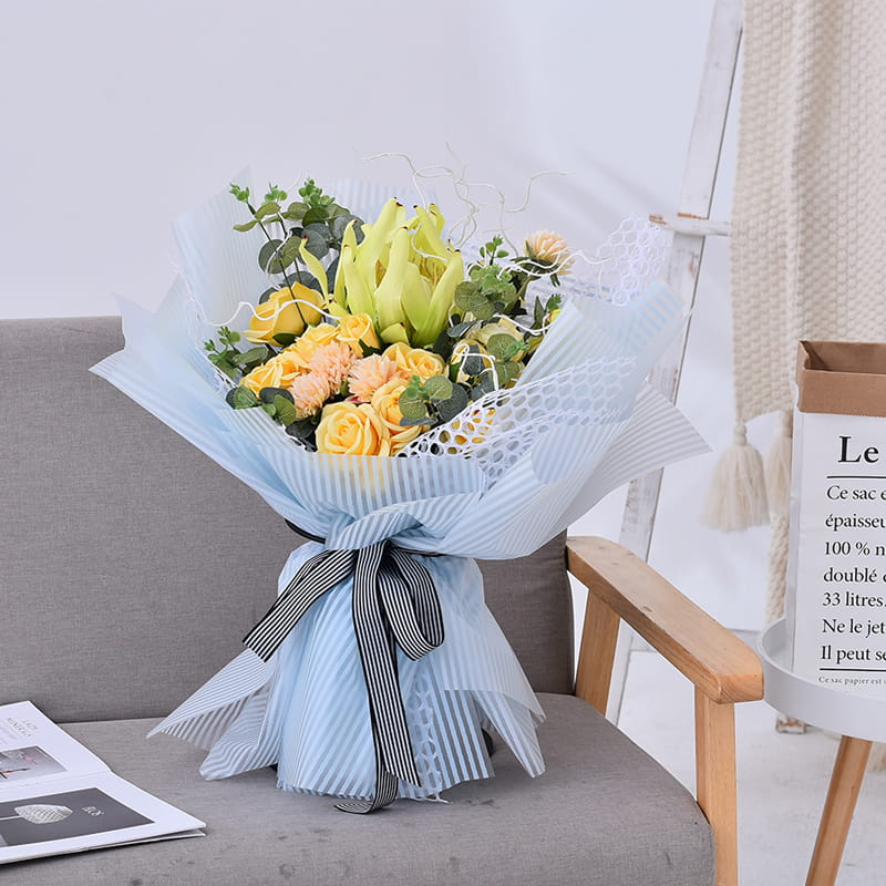 Carta da regalo a fiori opachi a righe