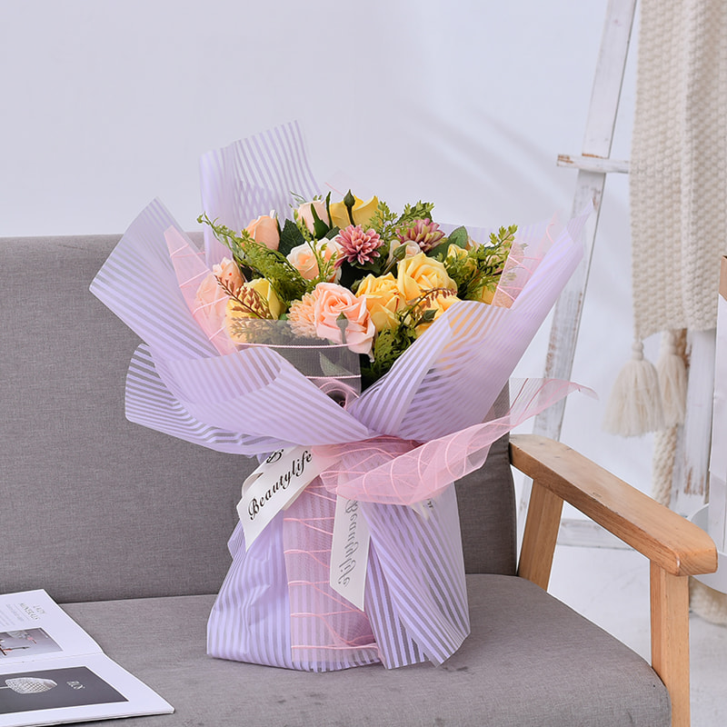 Carta da regalo a fiori opachi a righe