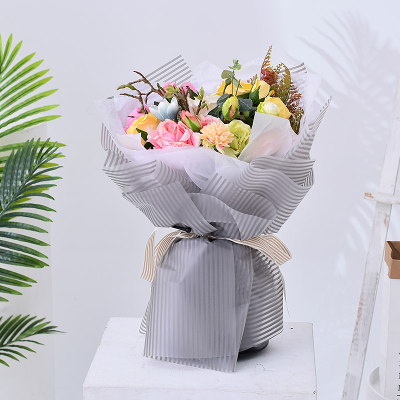 Carta da regalo a fiori opachi a righe