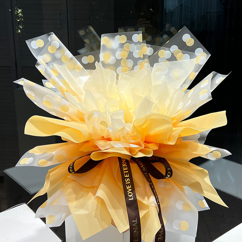 Carta da regalo trasparente con fiori a pois