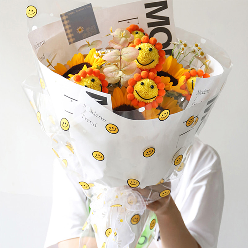 Carta da regalo con fiori con volto sorridente in cellophane OPP