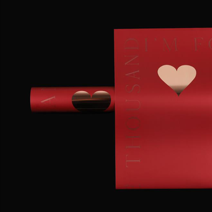 Carta da regalo a forma di cuore con stampa dorata