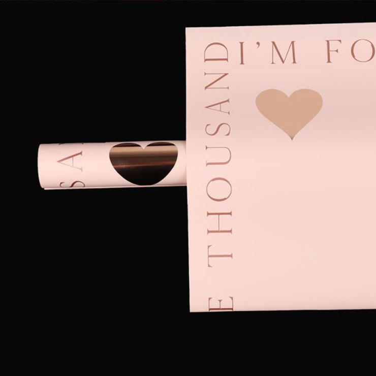 Carta da regalo a forma di cuore con stampa dorata