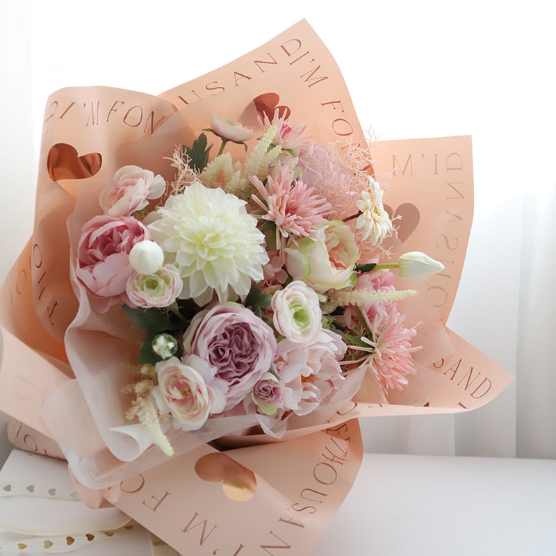 Carta da regalo a forma di cuore con stampa dorata