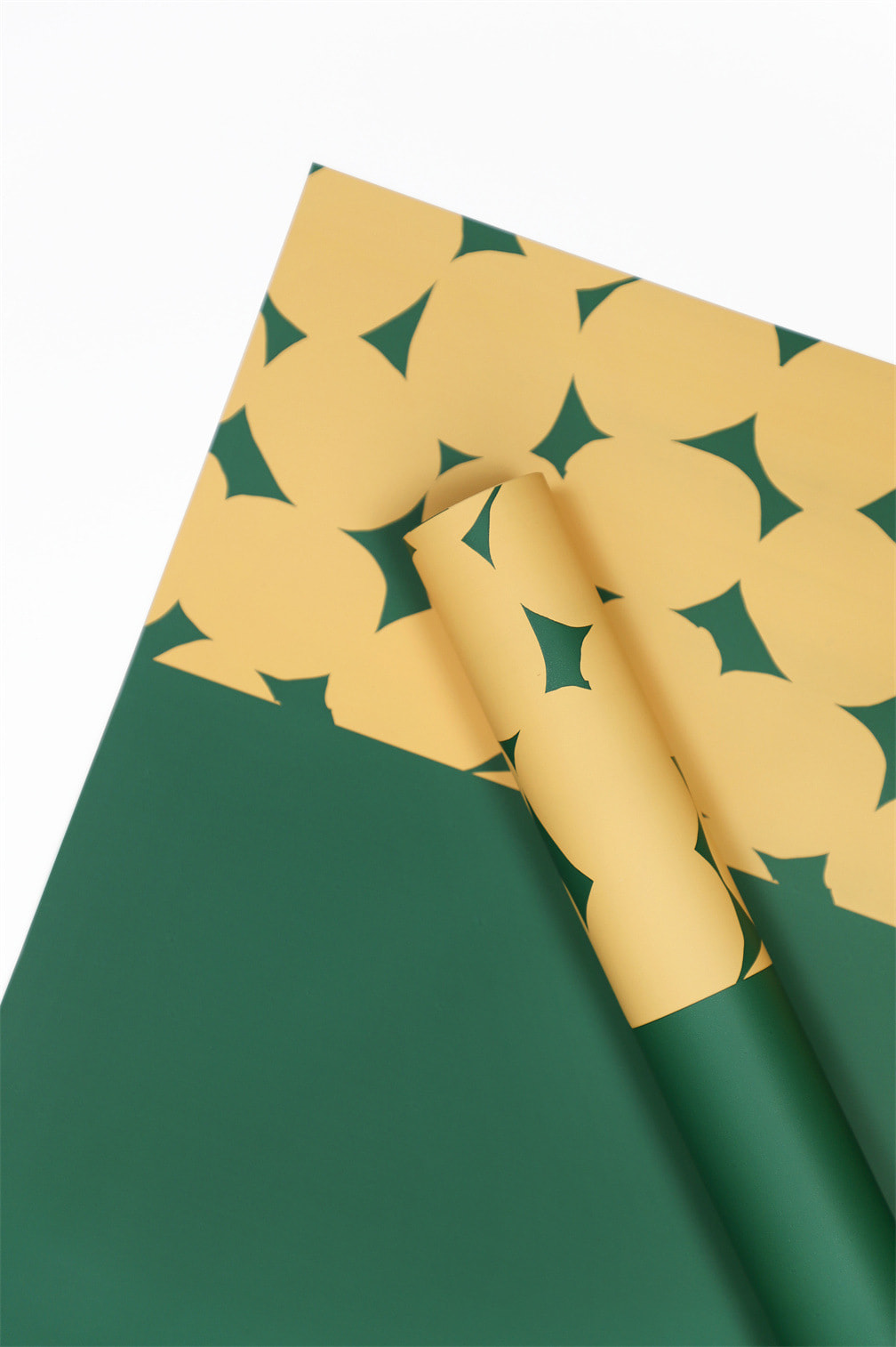Carta da regalo con fiori a pois bicolore