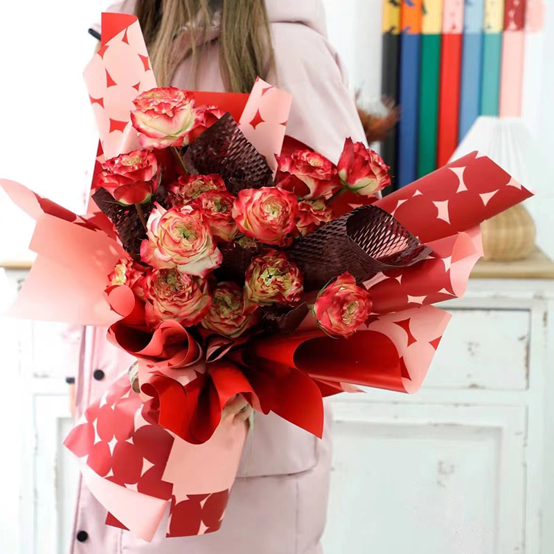 Carta da regalo con fiori a pois bicolore