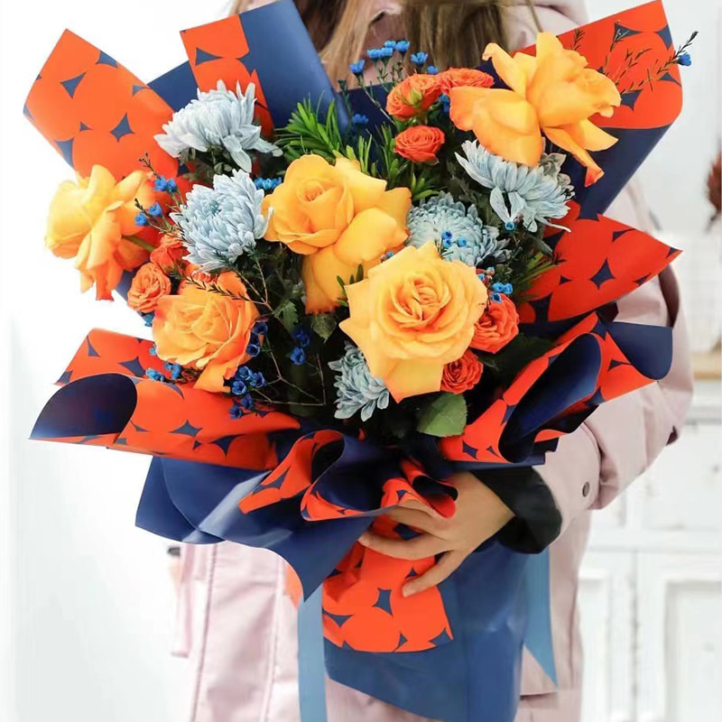 Carta da regalo con fiori a pois bicolore