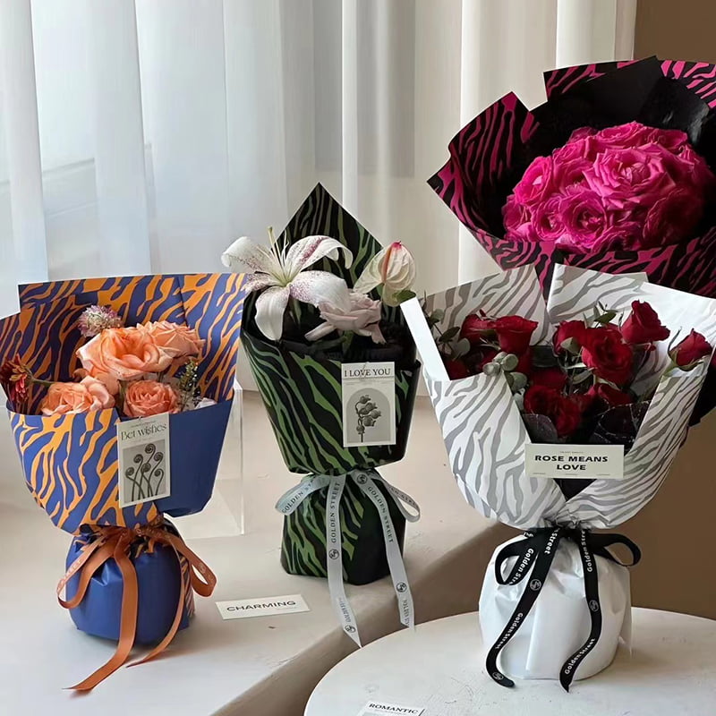 Carta da regalo con fiori a sei colori con stampa zebrata