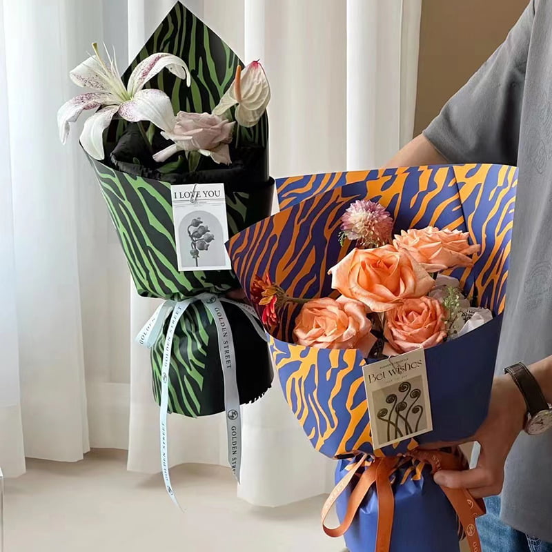 Carta da regalo con fiori a sei colori con stampa zebrata
