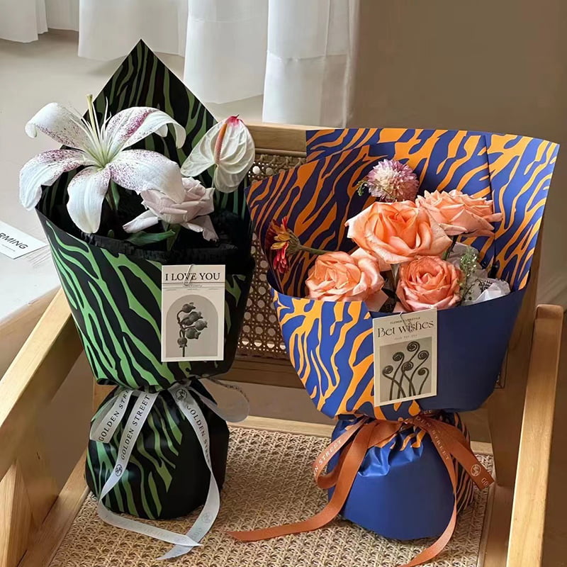 Carta da regalo con fiori a sei colori con stampa zebrata