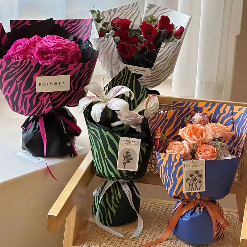 Carta da regalo con fiori a sei colori con stampa zebrata