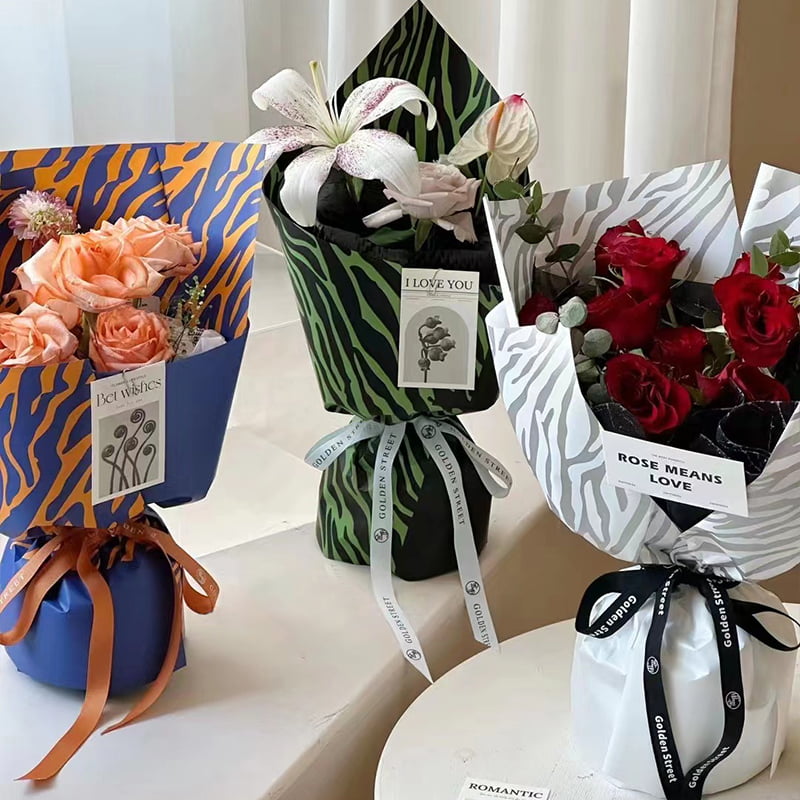 Carta da regalo con fiori a sei colori con stampa zebrata