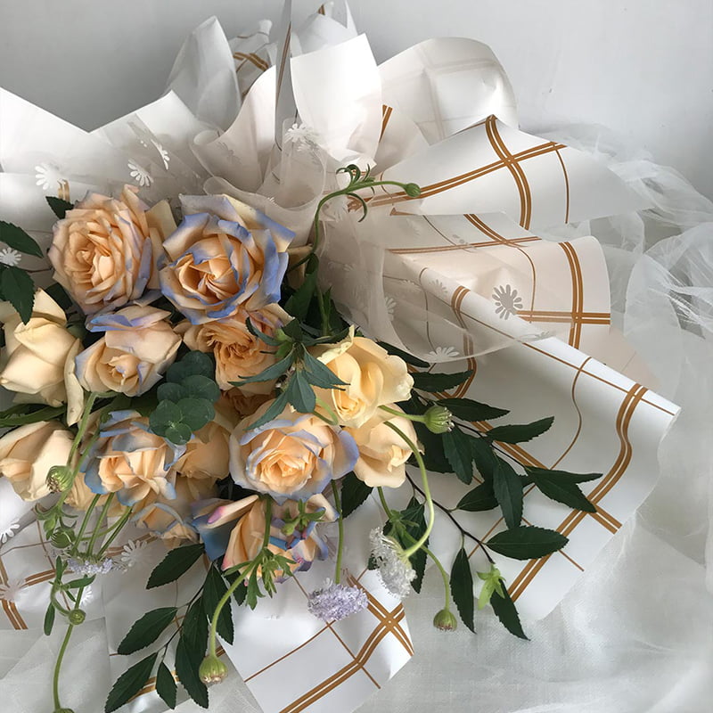 Carta da regalo con fiori con linea a scacchi a otto colori