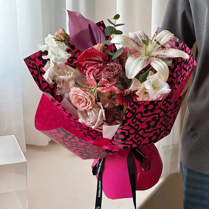 Carta da regalo floreale con motivo floreale in pellicola opaca