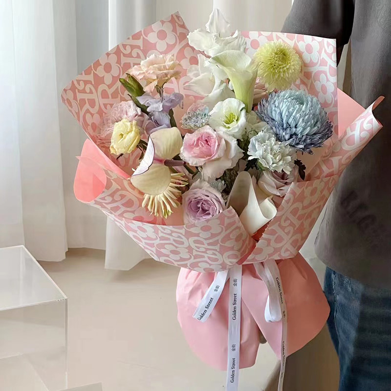 Carta da regalo floreale con motivo floreale in pellicola opaca
