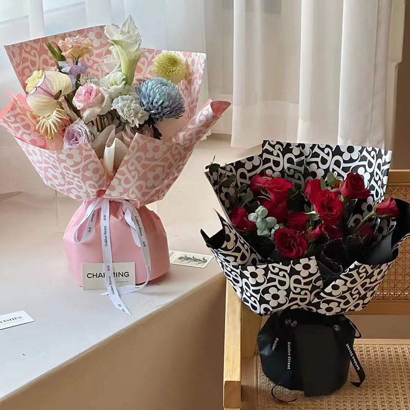 Carta da regalo floreale con motivo floreale in pellicola opaca