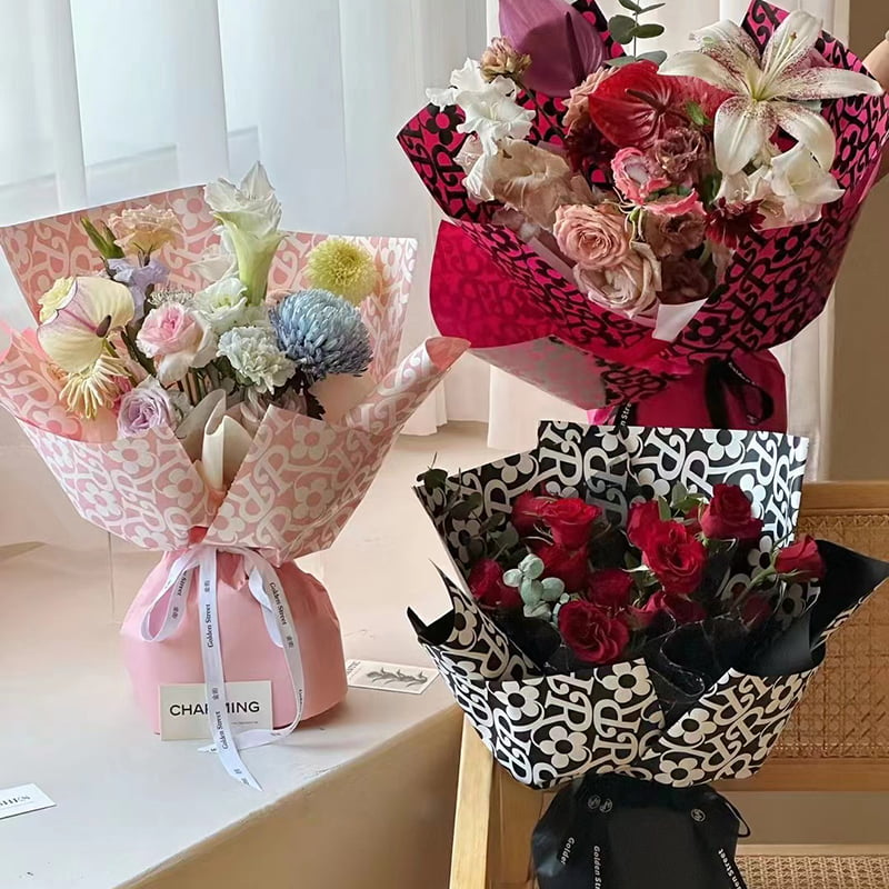 Carta da regalo floreale con motivo floreale in pellicola opaca