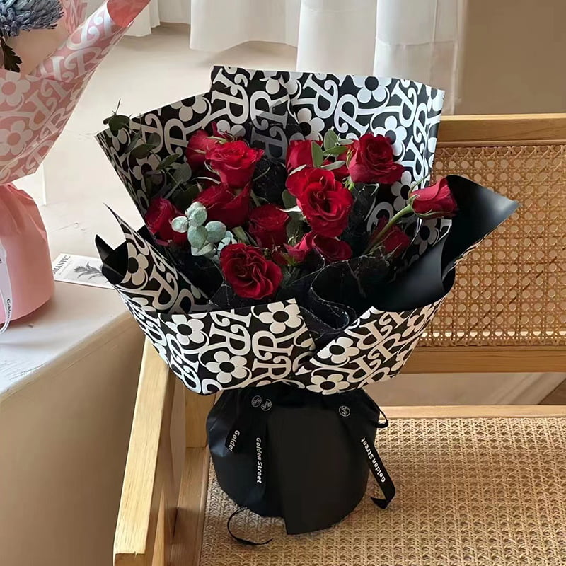 Carta da regalo floreale con motivo floreale in pellicola opaca