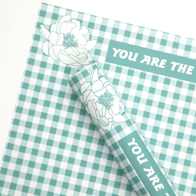 Carta da regalo con fiori di piume con motivo scozzese