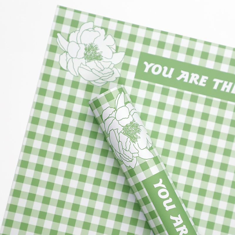Carta da regalo con fiori di piume con motivo scozzese