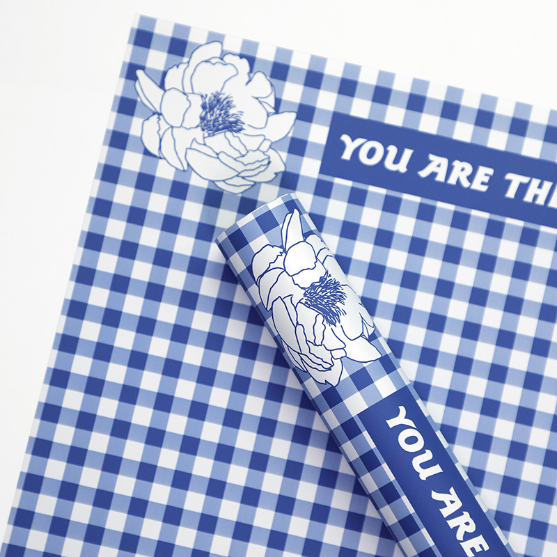 Carta da regalo con fiori di piume con motivo scozzese