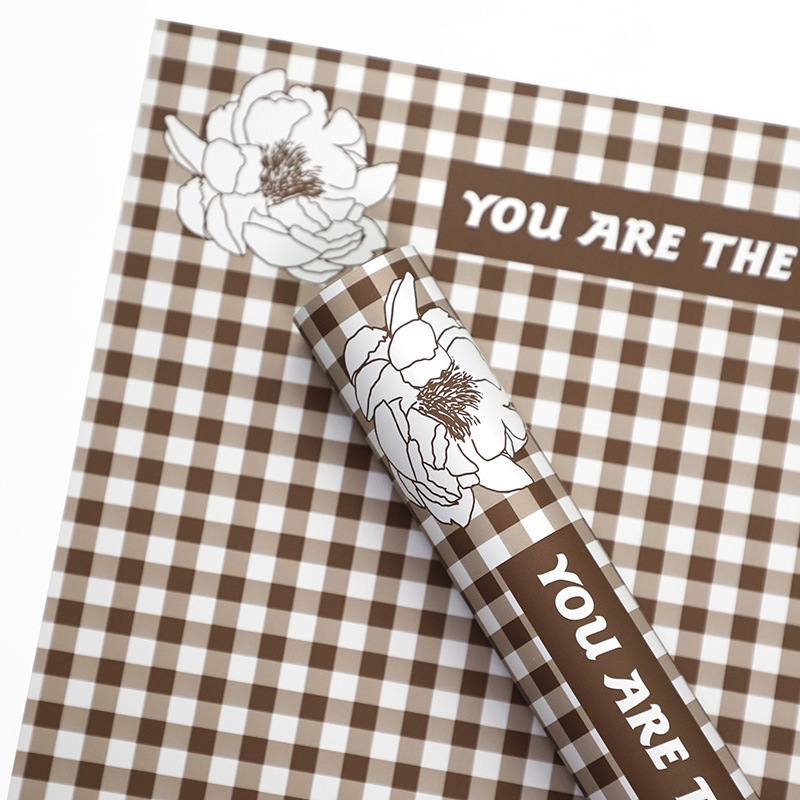 Carta da regalo con fiori di piume con motivo scozzese