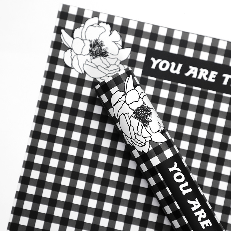 Carta da regalo con fiori di piume con motivo scozzese