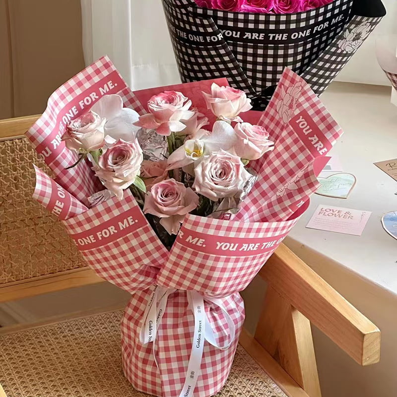 Carta da regalo con fiori di piume con motivo scozzese