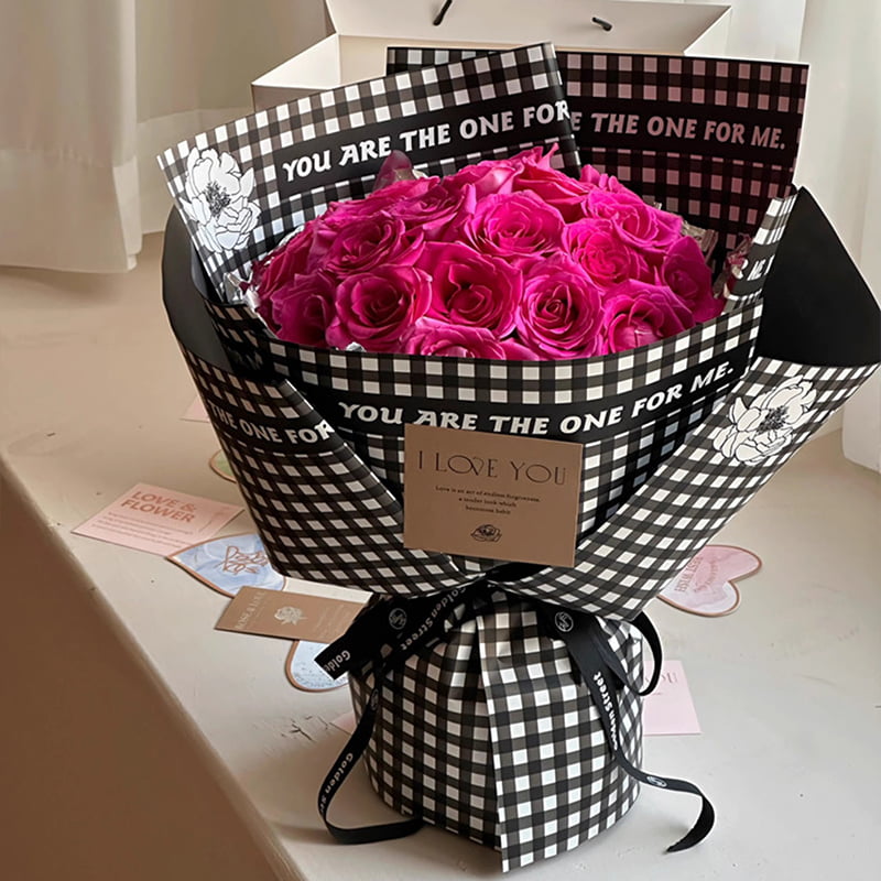 Carta da regalo con fiori di piume con motivo scozzese