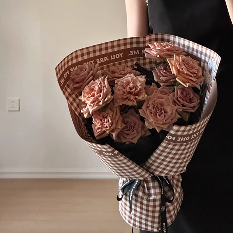 Carta da regalo con fiori di piume con motivo scozzese