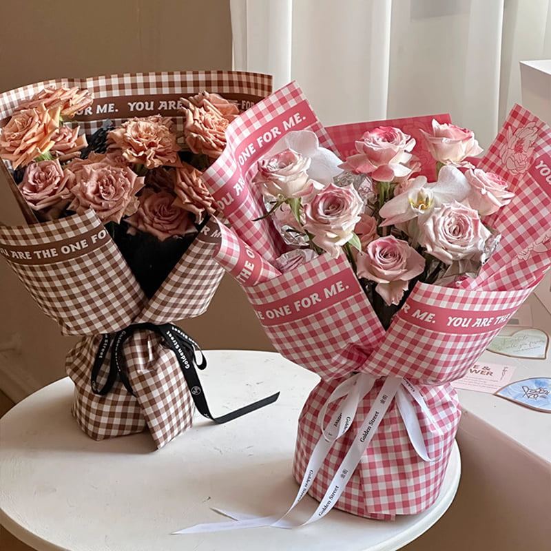 Carta da regalo con fiori di piume con motivo scozzese