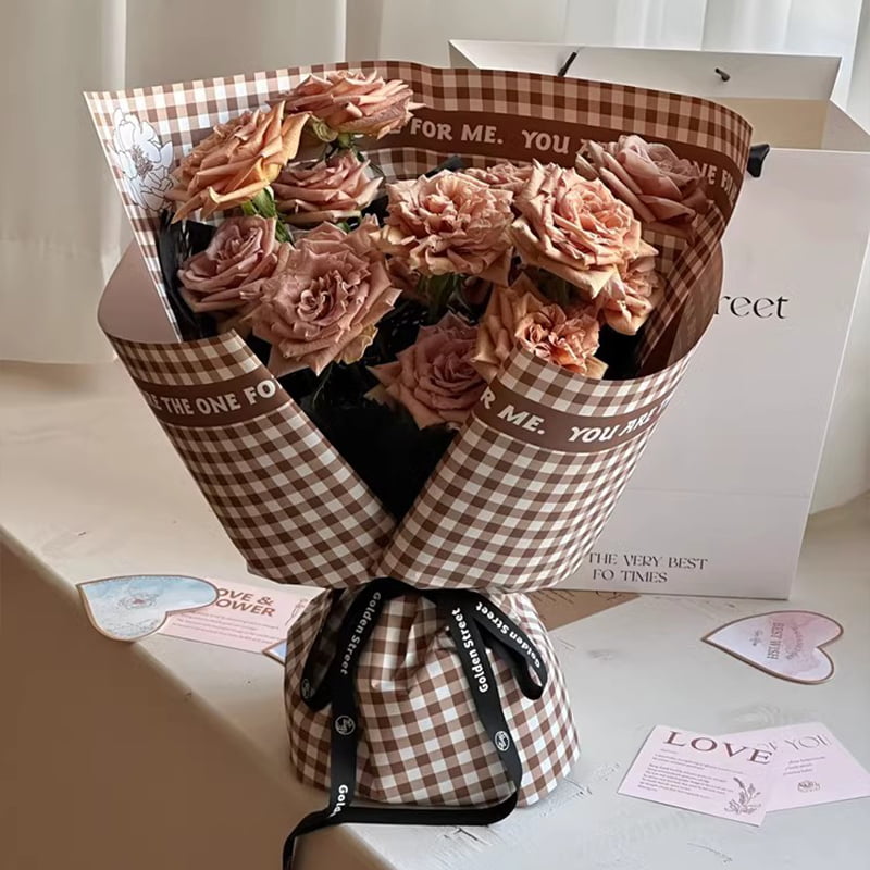 Carta da regalo con fiori di piume con motivo scozzese