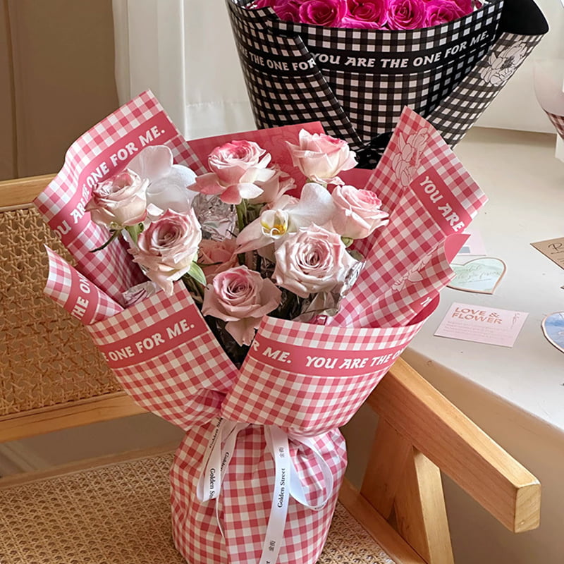 Carta da regalo con fiori di piume con motivo scozzese