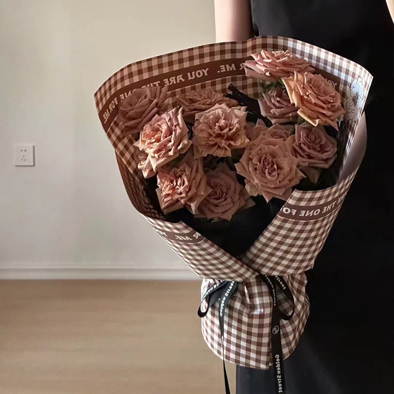 Carta da regalo con fiori di piume con motivo scozzese