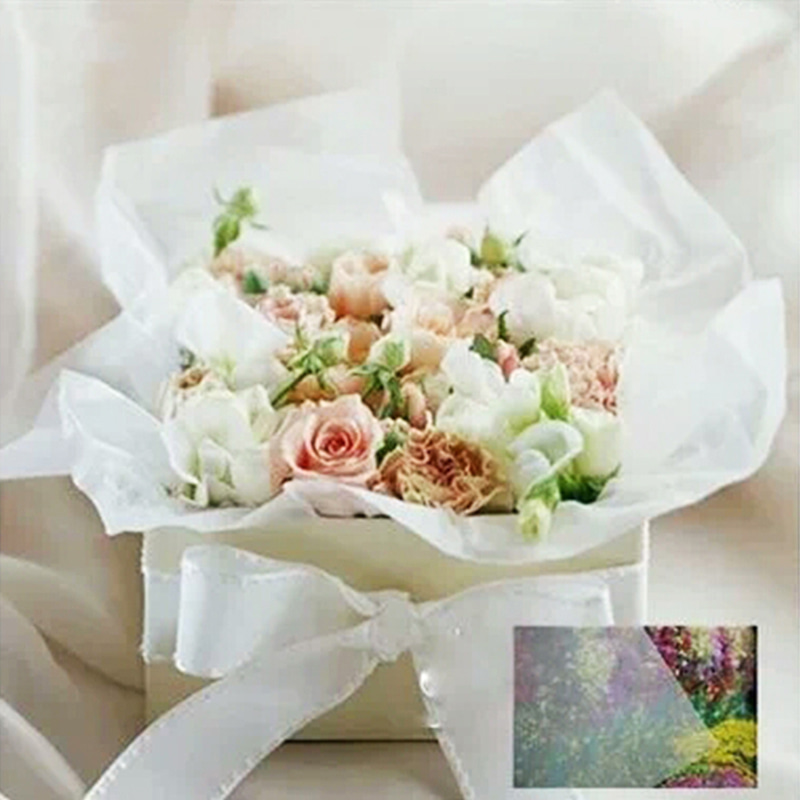Carta da regalo colorata con fiori di carta pera di neve
