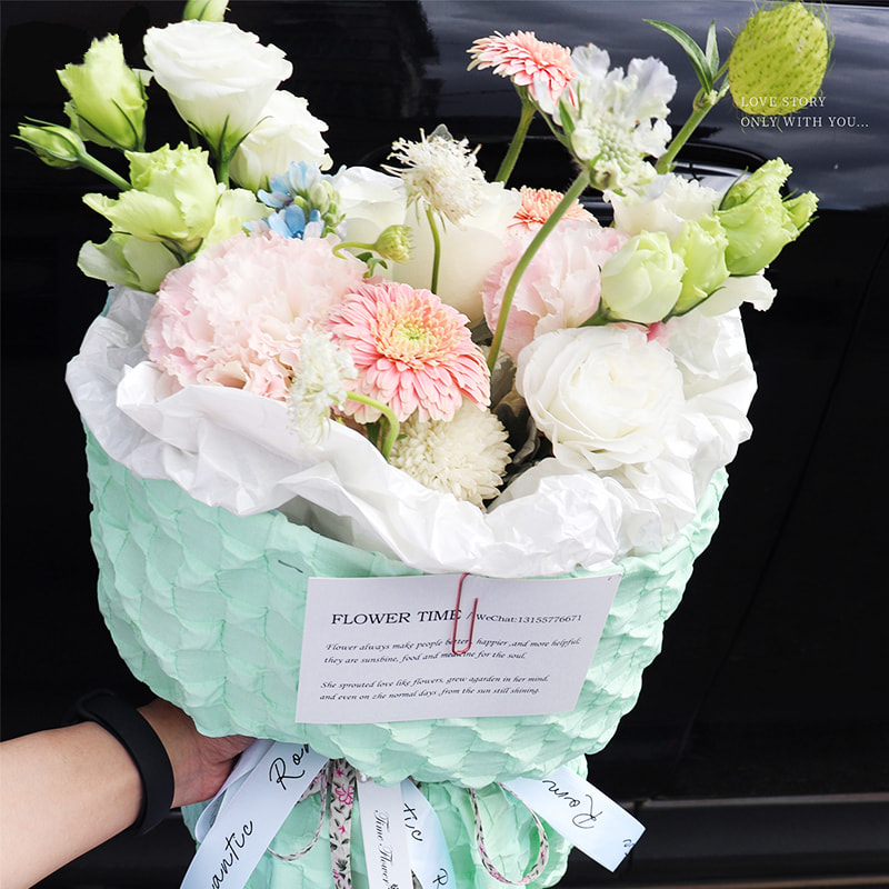 Carta da regalo colorata con fiori di carta pera di neve