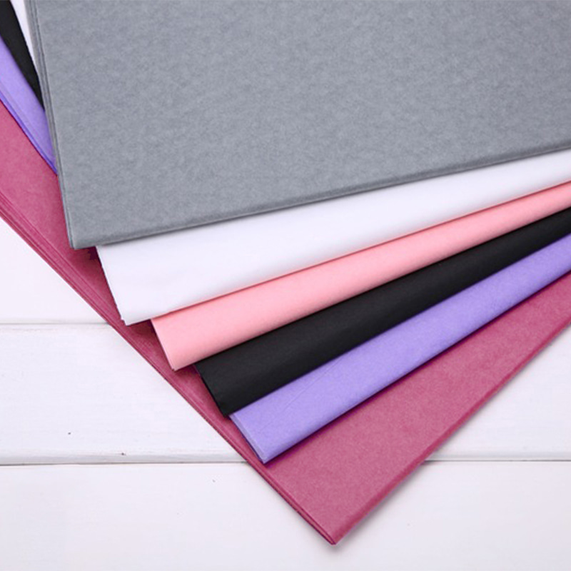 Carta da regalo colorata con fiori di carta pera di neve