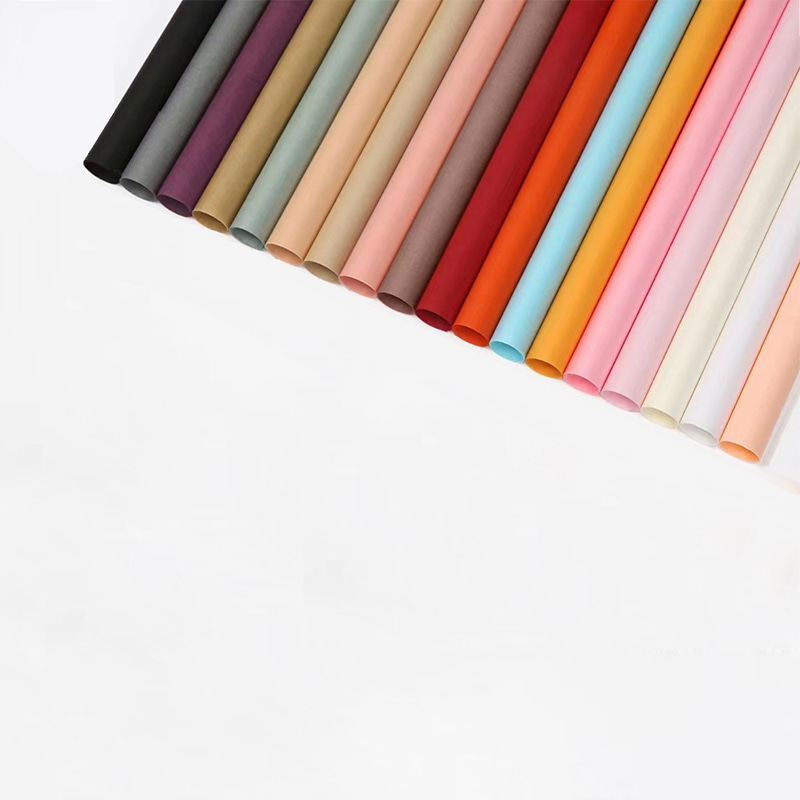 Carta da regalo colorata con fiori di carta pera di neve