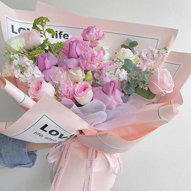 Carta da regalo con fiori con lettere lisce